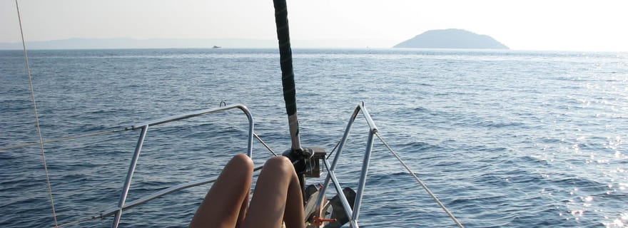 Kassandra : tour en bateau au coucher du soleil dans des criques isolées