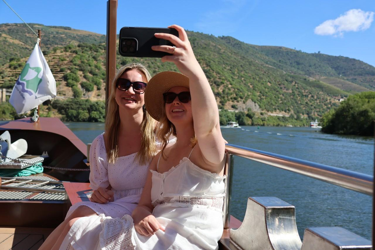 From Porto: 2 Boutique Wineries w/ Winery Lunch & 1-h cruise Tour in English