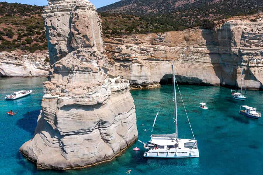Milos: Katamaran-Bootsfahrt in Kleingruppe nach Kleftiko, Sykia und Klima. Foto: GetYourGuide Milos: Katamaran-Bootsfahrt in Kleingruppe nach Kleftiko, Sykia und Klima. Foto: GetYourGuide