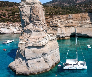 Milos: Kleftiko Sunset Catamaran Cruise met Maaltijd & Drankjes