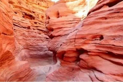 Desde Sharm El-Sheikh Canyoun coloreado , Blue Hole y Dahab