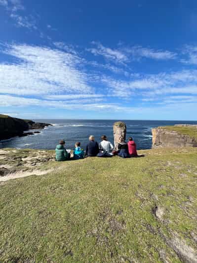 Praias e falésias das Orkney com pedras neolíticas