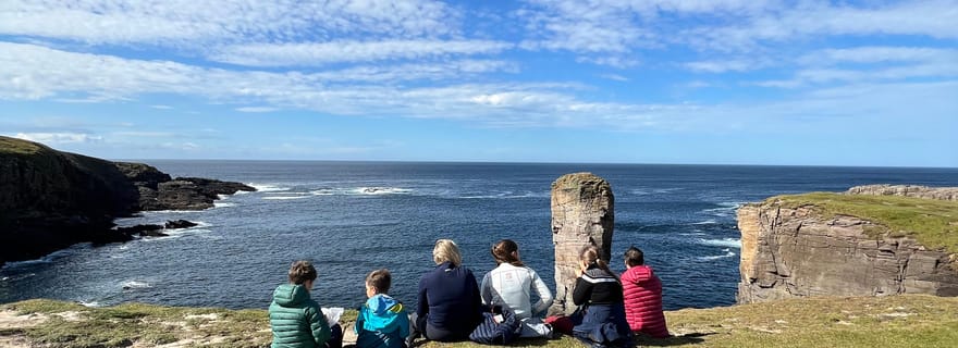 Plages et falaises des Orcades avec pierres néolithiques