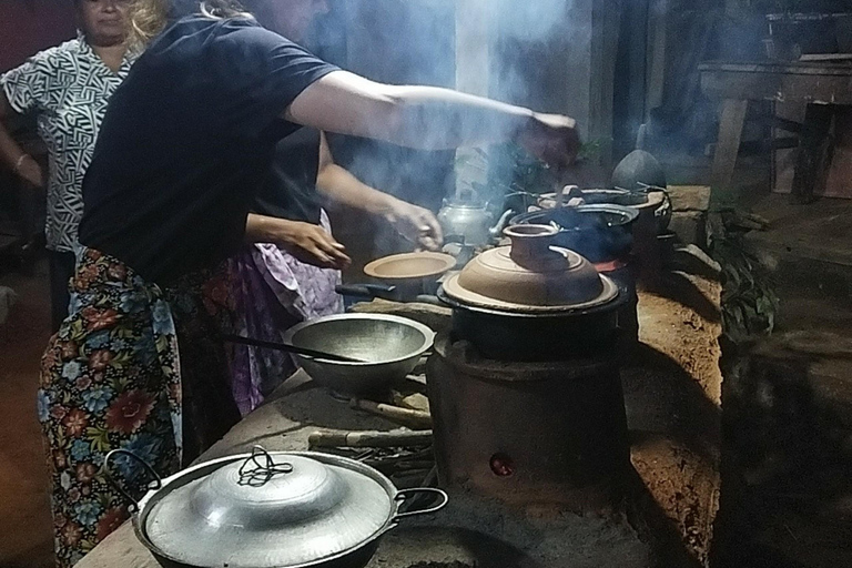 Kandy: Traditional cooking class in a village with transport