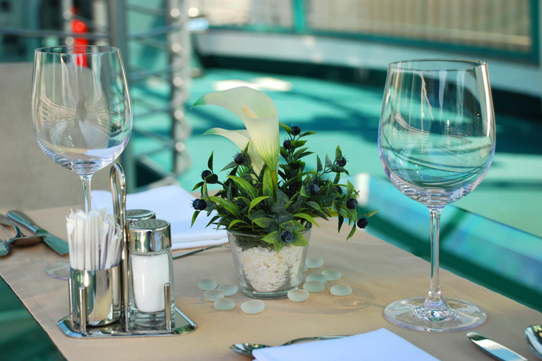 Budapest: Scenic Danube Cruise with Welcome Drink Budapest: Evening Panorama Cruise on the Danube with Welcome Drink