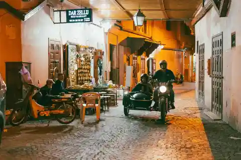 Marrakech by Night: 1h30 Sidecar with Street Food Tasting