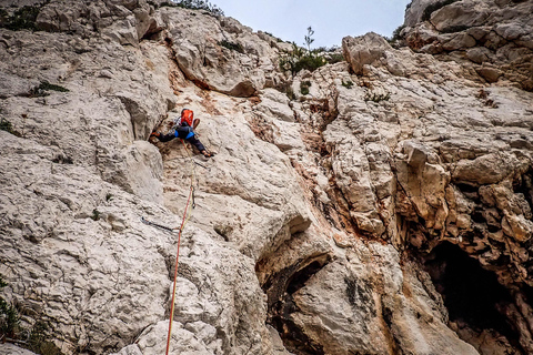 Sessione di scoperta dell&#039;arrampicata nelle Calanques vicino a Marsiglia