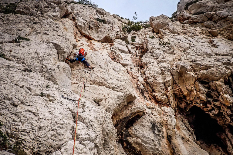 Sessione di scoperta dell&#039;arrampicata nelle Calanques vicino a Marsiglia