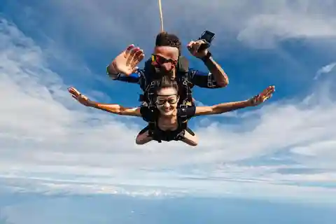 Pattaya: Dropzone Tandem-Fallschirmsprung-Erlebnis mit Meerblick
