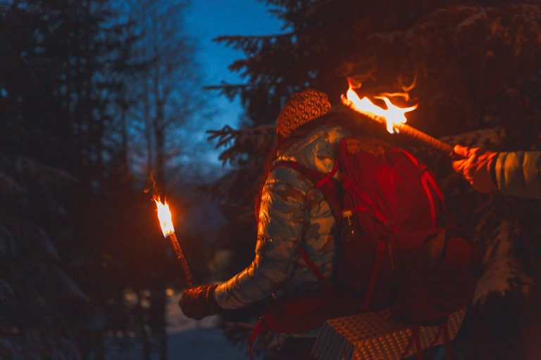 Oslo: Fackelwanderung im verschneiten Wald mit Lagerfeuer