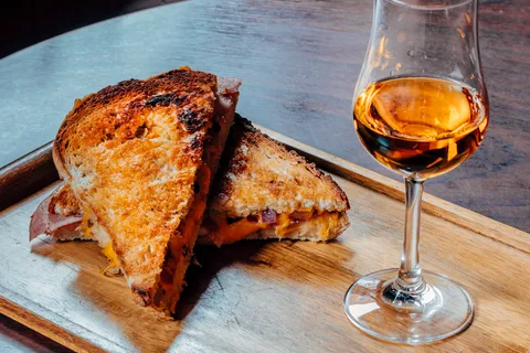 Tour a piedi della storia del whisky Sip & Stroll con pranzo