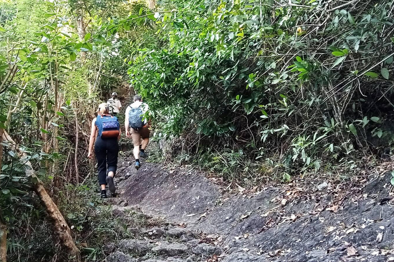 Yogyakarta Soft Trekking Tour do starożytnego wulkanu NglanggeranTrekking o zachodzie słońca w Yogyakarcie