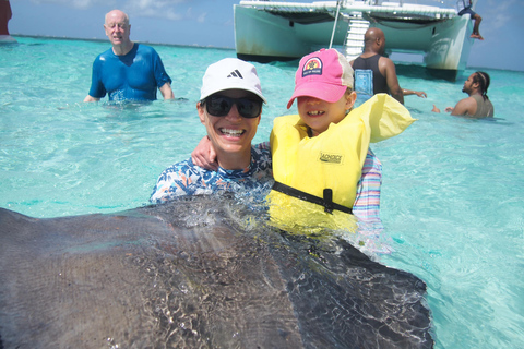 Grand Cayman: Catamaran Cruise with Stingray City & Snorkel