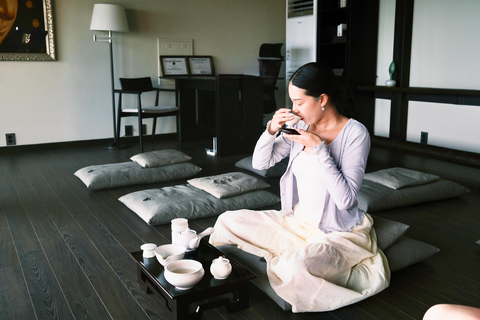 Jeju: Tea Meditation in a temple with Head Monk