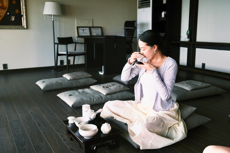 Jeju: Tea Meditation in a temple with Head Monk
