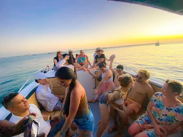 Cartagena: Bay tour with open bar, sunset and disco