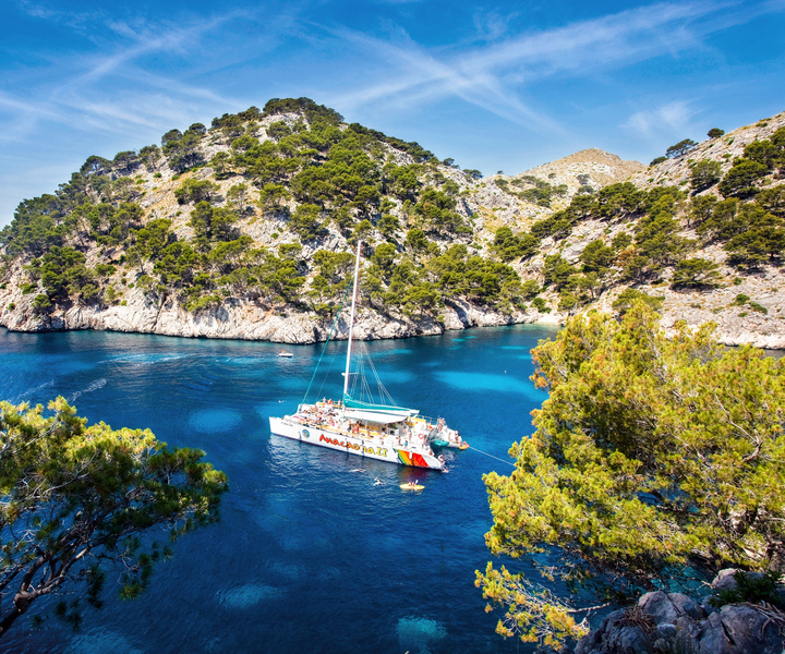 Alcudia: North Coast Catamaran Cruise with Meal