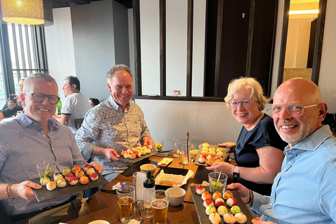 Maki och standard sushi i Tokyo Maki och standard sushi-tillverkningskurs i AsakusaTillverkning av sushi