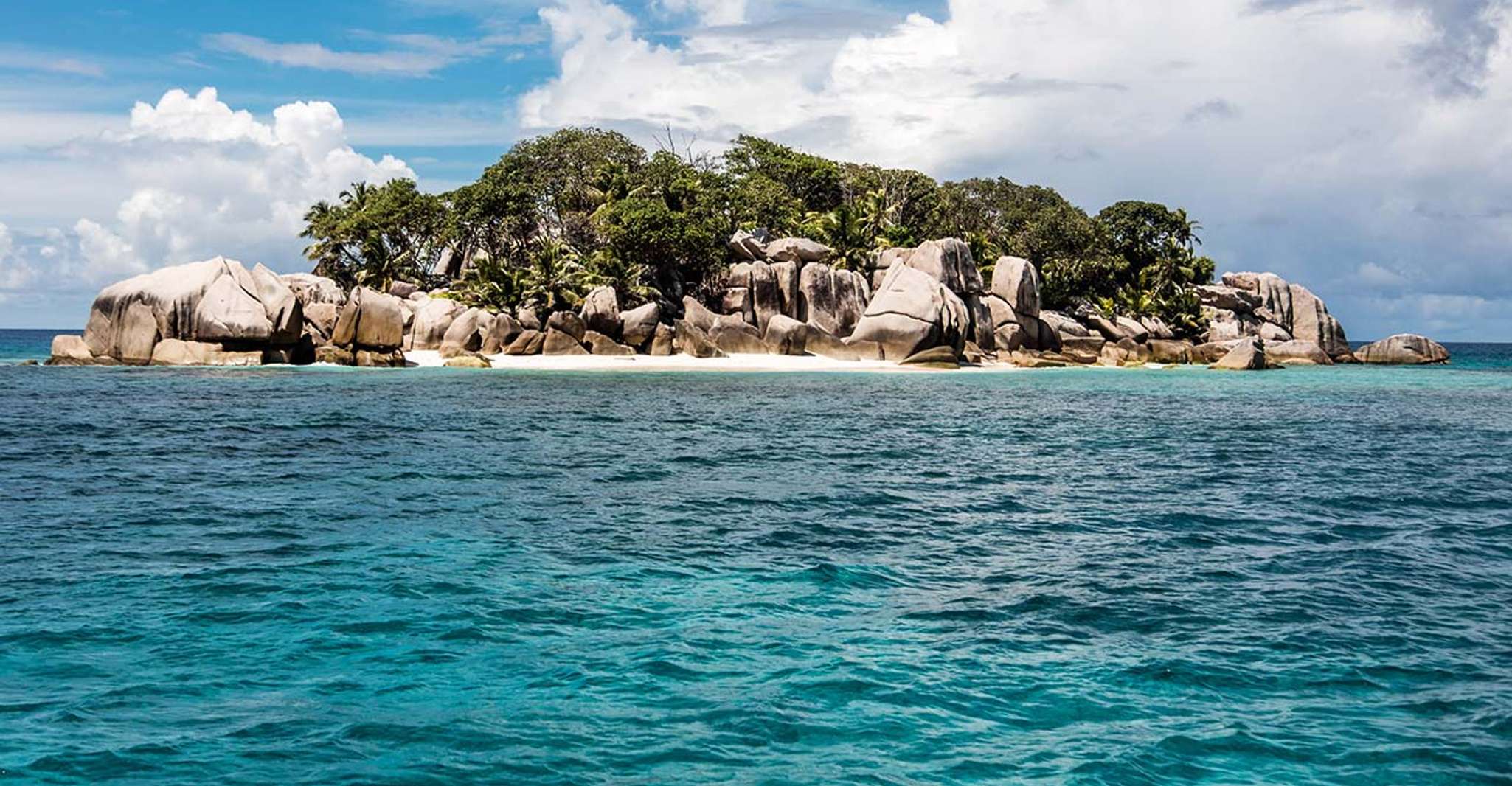 Tour por la Isla Hermana, Coco y Felicite en Catamarán - Hizvo