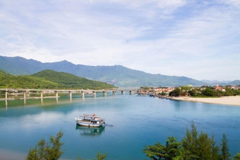 De Hoi An a Hue en coche privado por el Paso de Hai Van y el Puente Dorado