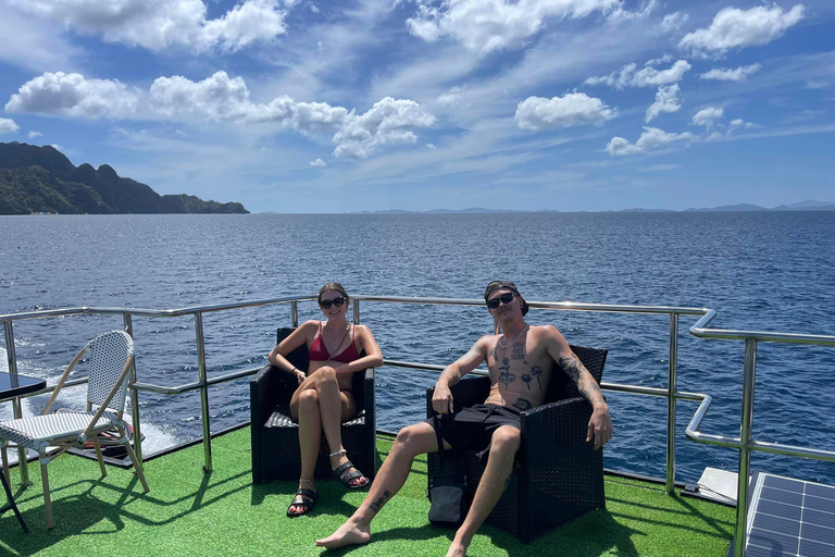 Isola di Coron: Tour di un giorno in trimarano con pranzo e snorkeling