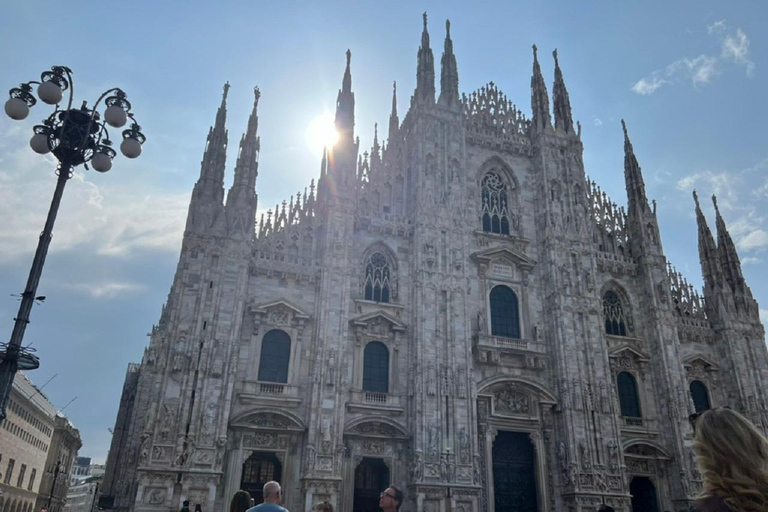 Milano: Guidad stadsrundtur med Duomo och valfri terrassSmågruppsresa med tillgång till terrass (hiss)