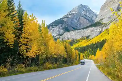 Columbia Icefield, Crowfoot Glacier & 5 Lakes Popular Tour