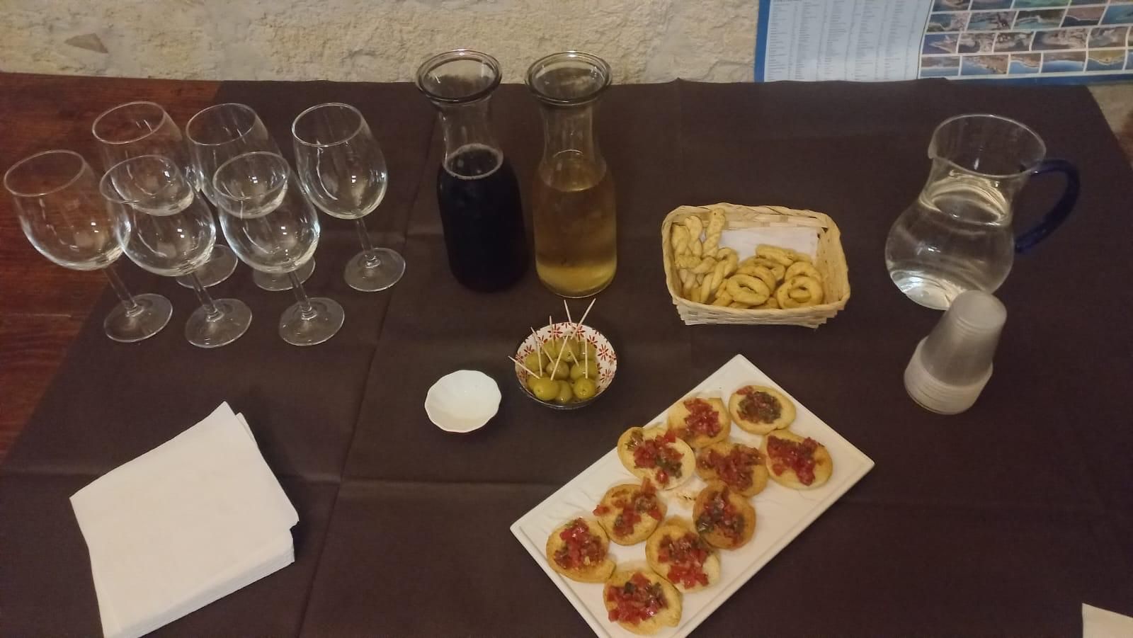 Verkostung typischer Weine in Lecce in einem Innenhof aus dem 15. Jahrhundert