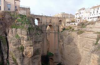 Von Sevilla aus: Tagesausflug nach Ronda und Setenil de las Bodegas