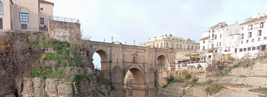 De Sevilha: Conheça Setenil e Ronda