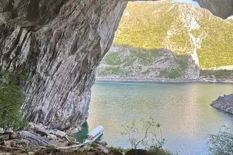 Piva sjön: Kryssning i Oteša-grottan med valfri BBQ