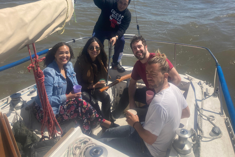 Buenos Aires: Sailboat ride, special city view, and food on board Buenos Aires: Sailboat tour, special view of the city, and lunch on board