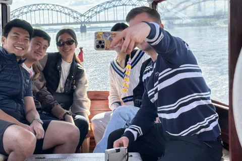 Riga : tour en bateau privé d'une heure avec le baume noir de Riga et collations