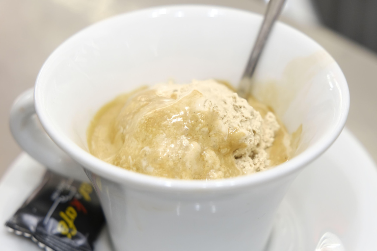 Walking Tour in Genoa with Tastings and Stories