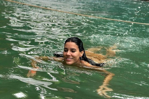 Montego Bay : Visite privée à cheval et visite du trou bleuRandonnée à cheval, baignade et trou bleu à partir de Montego Bay (privé)