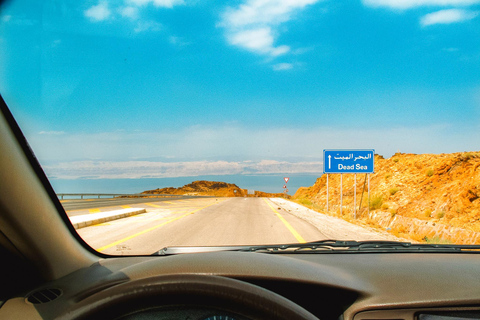 Amman: Trasferimento di sola andata da/per il Wadi Rum in auto privataViaggio privato dall&#039;aeroporto di Amman al Wadi Rum (fino a 4 persone)