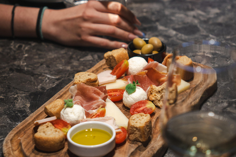 Rethymno: Cretan Wine Tasting Guided Tour with Local Food