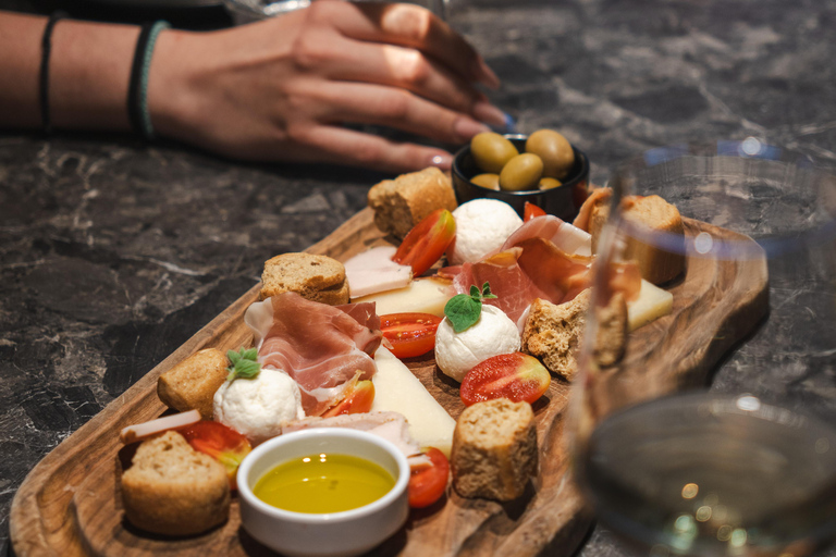 Rethymno: Cretan Wine Tasting Guided Tour with Local Food