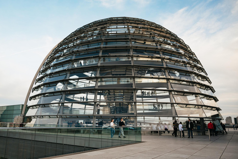 Berlin: Government District Tour with Reichstag and Rooftop Guided Tour in German