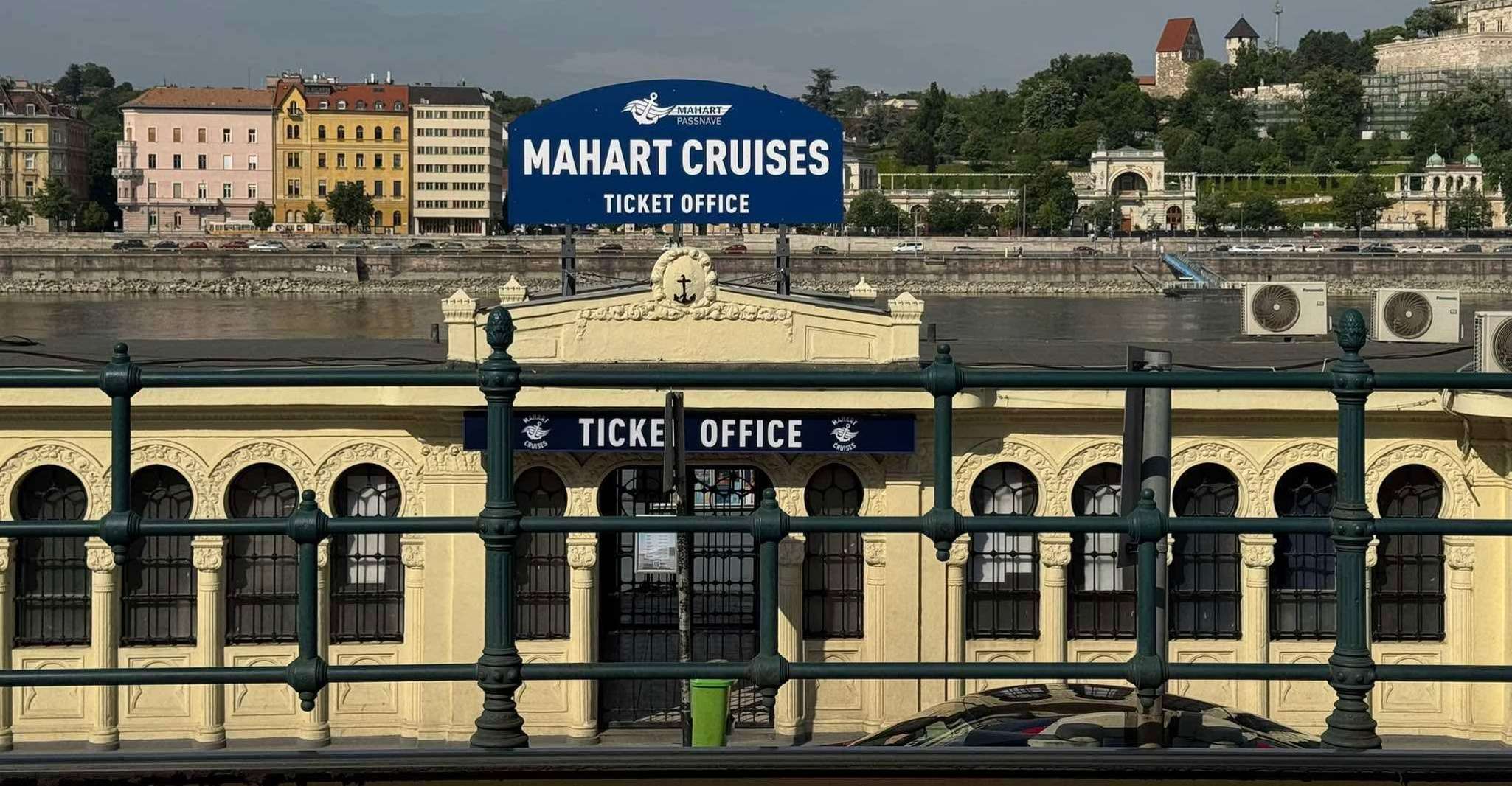 Budapest: By Night Sightseeing Cruise with Welcome Drink photo 5