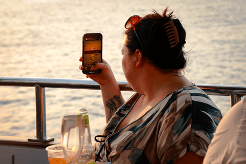 Pernera : Croisière SUNSET sur un yacht de luxe avec dîner et boissonsCroisière au coucher du soleil avec point de rendez-vous à l&#039;embarcadère de Protaras