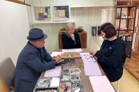 Seúl: Visita a Bukchon con Cuentacuentos y Artesanía Local