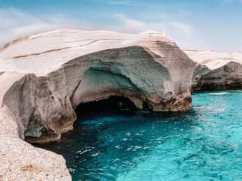 Milos - Santorin : découvrez la mer Égée par les airs