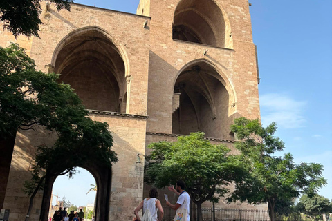 Valencia Old Town: Guided Tour in German with an Official Guide (Small Group) Valencia Old Town: Small Group City Tour in German