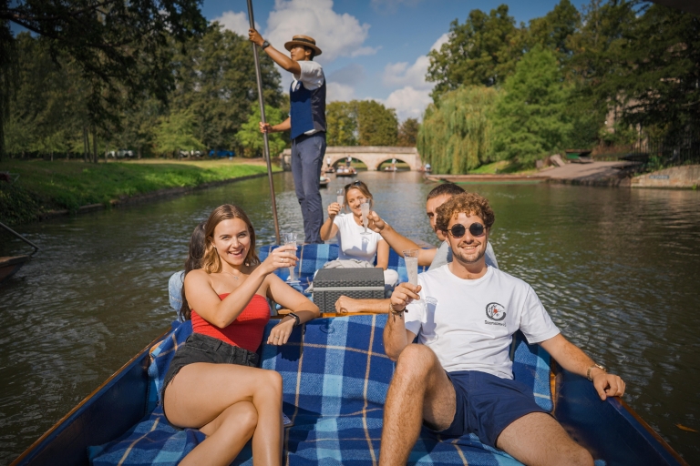 Cambridge Guided Punt: 45-Minute Shared Tour 45-Minute Tour of Cambridge by Chauffeured Punt