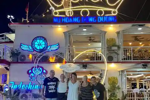 Kleines Abendessen auf einer Kreuzfahrt auf dem Saigon-Fluss