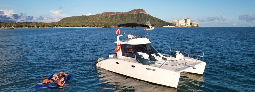 Oahu : Croisière privée en catamaran au coucher du soleil et plongée en apnée en option