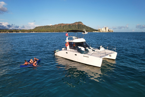 Oahu: Crociera privata in catamarano al tramonto e snorkeling opzionaleHonolulu: crociera privata al tramonto in catamarano con guida