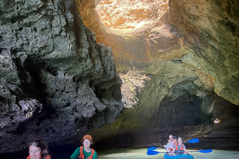 Benagil : Visite guidée en kayak à l&#039;intérieur des grottes et Praia da Marinha.