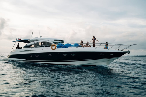 Boracay: Private Yacht Cruise with Snorkeling & Snacks Boracay Private Yacht Cruise: Medium Yacht